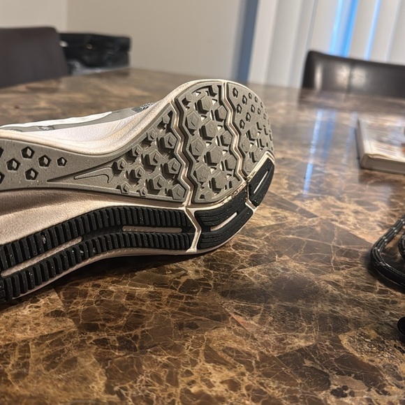 Nike running (UNISEX)
Size 7
Excellent conditions - Picture 5 of 6